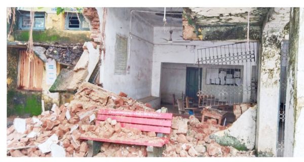 तहसीलदार कार्यालय की दीवार भरभराकर गिरी, बड़ा हादसा टला