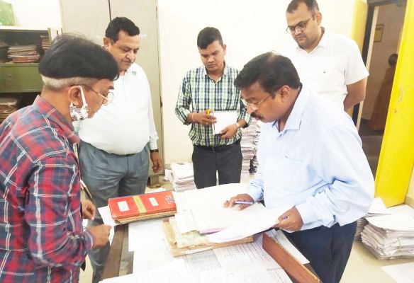 संभागायुक्त ने डोंगरगांव तहसील कार्यालय में दी दबिश