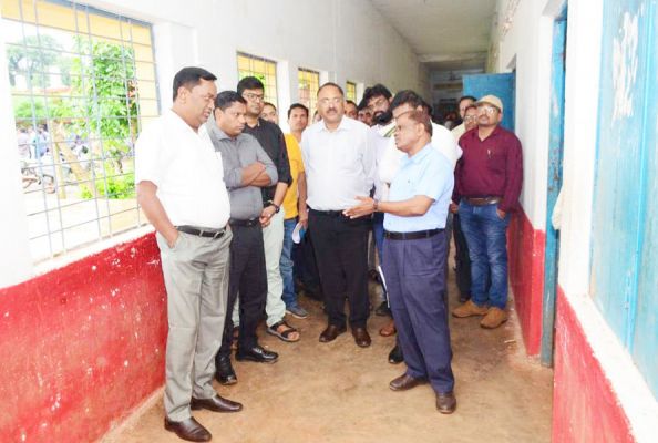 कलेक्टर ने साल्हेवारा स्कूल का किया निरीक्षण