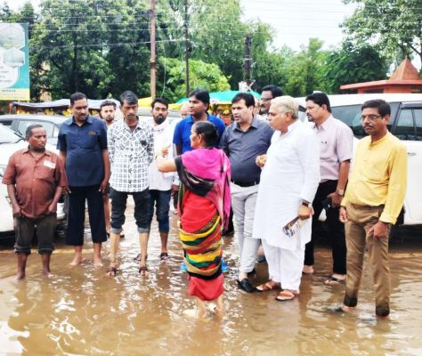 बारिश के बीच विद्यायक, महापौर व आयुक्त ने किया जल भराव क्षेत्र का दौरा