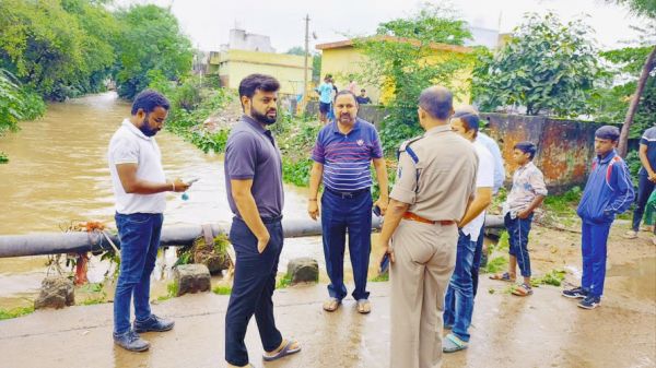 बारिश प्रभावित क्षेत्रों का कलेक्टर व एसपी ने किया निरीक्षण
