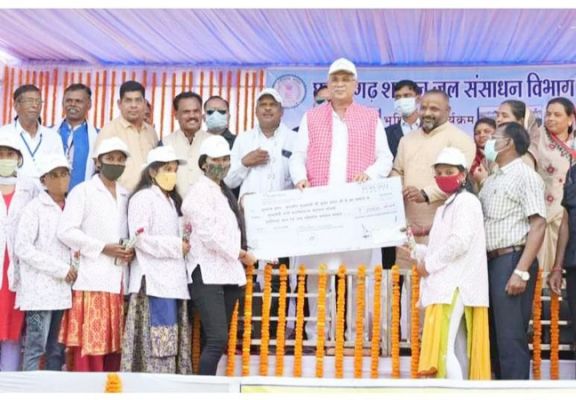 प्रशासनिक सेवक बनने का सपना चंचल की आंखों में, मुख्यमंत्री नोनी सशक्तिकरण योजना से मिली 20 हजार की राशि देगी उसके हौसलों को उड़ान