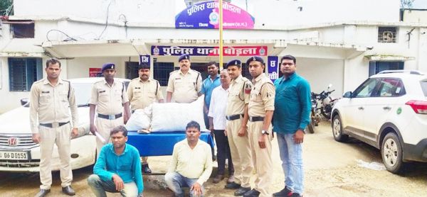 अंतरराज्यीय गांजा तस्कर पुलिस के हत्थे चढ़े, कार के साथ दो आरोपी गिरफ्तार