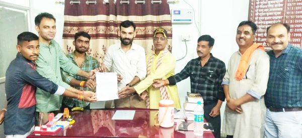 स्कूल की बदहाली और अव्यवस्था को ले विहिप ने कलेक्टर के नाम सौंपा ज्ञापन
