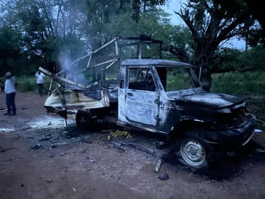 फाइबर केबल बिछाने गई बीएसएनएल की जेसीबी सहित 2 पिकअप जलाई