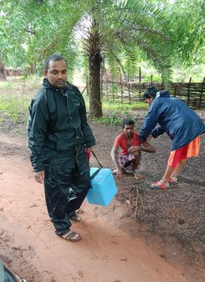 उफनते नदी-नालों को पार कर स्वास्थ्य कार्यकर्ता कर रहे टीकाकरण