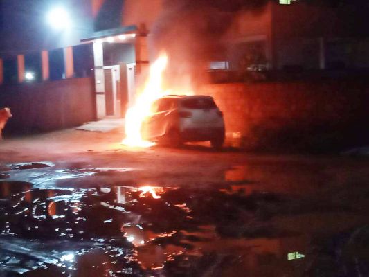 घर के बाहर कार में लगी आग, खाक