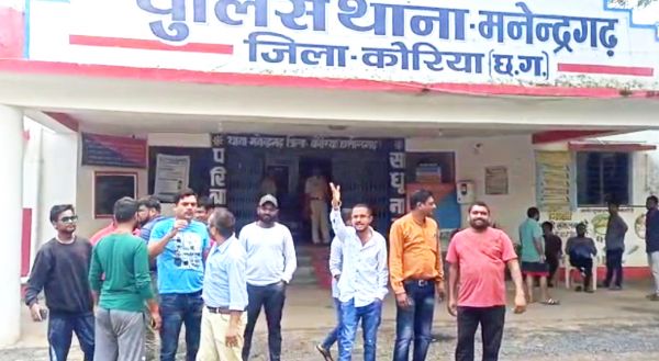 सीएम के पिता का फिर विवादित बयान, फूंका पुतला