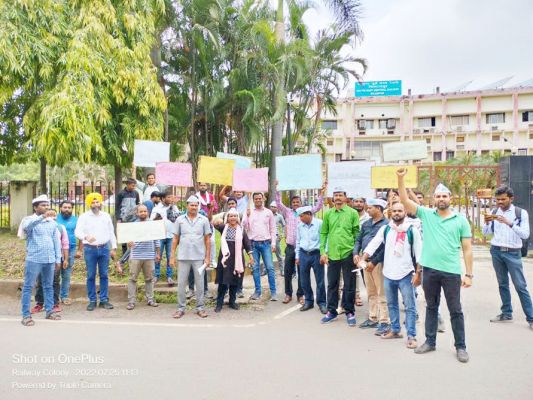 रेलवे भर्ती में स्थानीय युवाओं का मौका छीनने पर जोन मुख्यालय में आप का प्रदर्शन