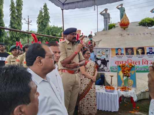 कारगिल युद्ध में शहीद जवानों की याद में मनाया गया विजय दिवस