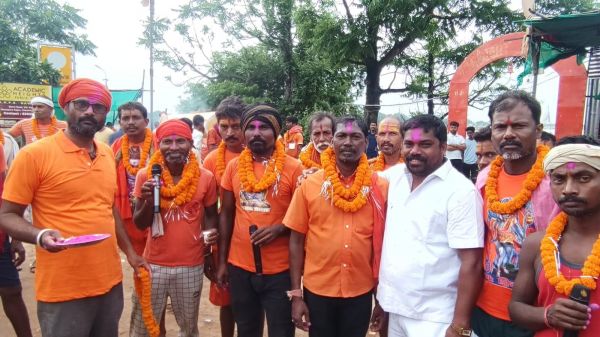 120 कांवर यात्रियों की टोली का नगर में भव्य स्वागत व सम्मान