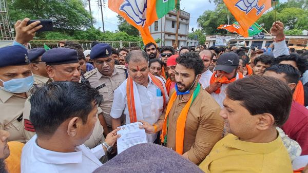 बेरोजगारों को भत्ता नहीं मिलने से भडक़े भाजयुमो कार्यकर्ता