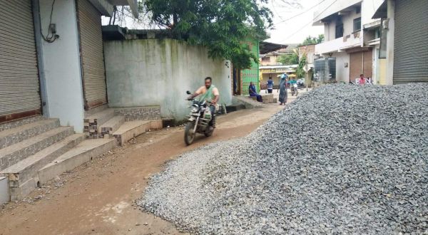 सडक़ों पर भवन निर्माण सामग्री डंप, जाम, हो रहे हादसे