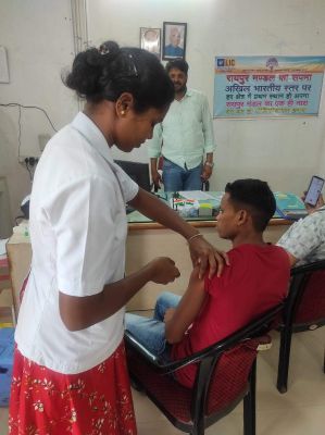 एलआईसी मुख्य शाखा एवं सहायक शाखा में लगा कोरोना टीका का बूस्टर डोज