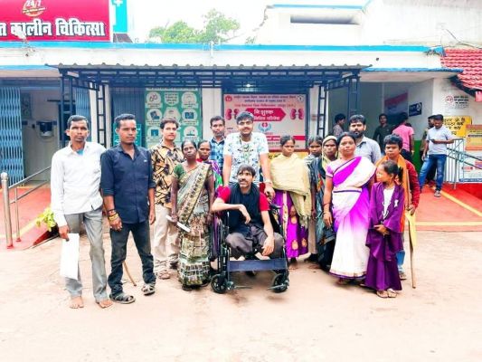 शासकीय मदद नहीं मिली तो 19 साल के रितिक ने खुदके खर्च से पत्थलगांव से जशपुर लाकर 10 दिव्यांगों का बनवाया प्रमाण पत्र