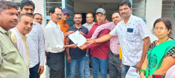 अधिकारी कर्मचारी फेडरेशन की हड़ताल जारी, सौंपा ज्ञापन