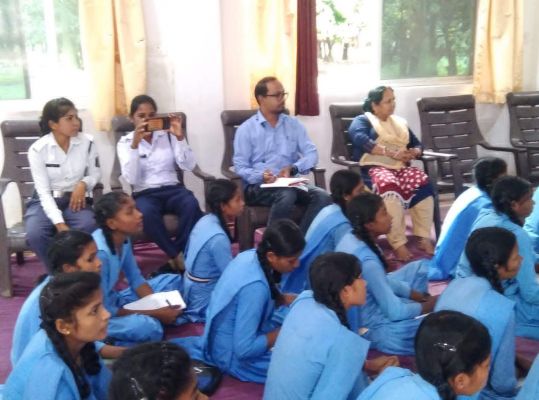 स्कूली बच्चों को दी यातायात नियमों की जानकारी  