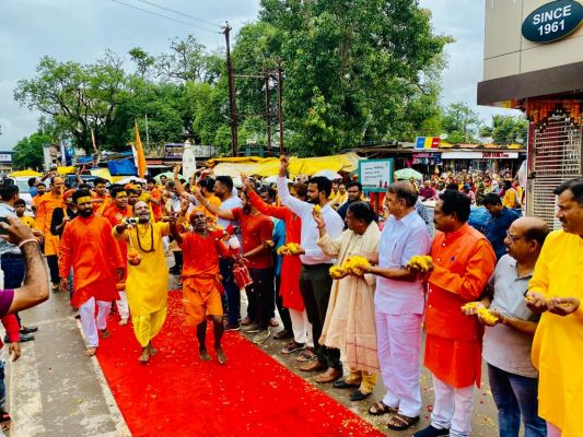 पूर्व विधायक संतोष बाफना के नेतृत्व में किया कावडिय़ों का स्वागत