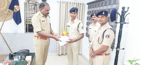 जन्मदिन पर 7 जवानों को एसपी ने दिया अवकाश