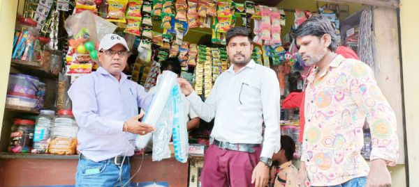 13 दुकानों में दबिश, 7 किलो पॉलीथिन जब्त, जुर्माना