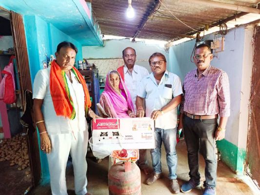 हितग्राहियों को गैस सिलेंडर व चूल्हा का वितरण