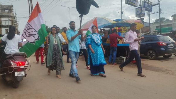 महिला कांग्रेस ने पीएम का पुतला फूंका