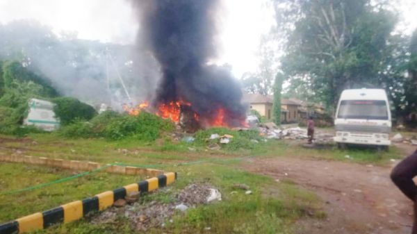 महारानी अस्पताल के पीछे कंडम एम्बुलेंस की कटिंग करते लगी आग