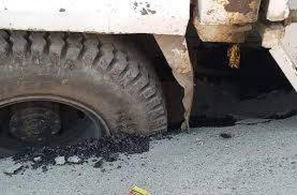 ट्रक सडक़ में धंसने से फंसा