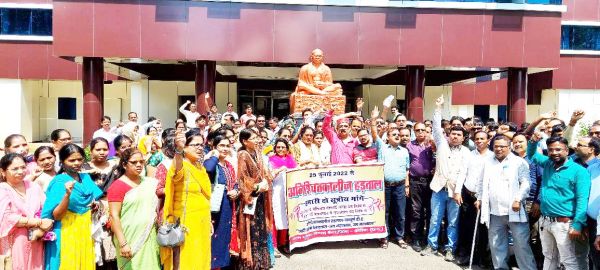 मांगों को लेकर हड़ताली कर्मियों ने निकाली रैली, सीएम के नाम सौंपा ज्ञापन