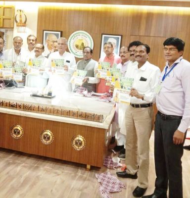 सीएम ने किया सहकारिता की पुस्तिका का विमोचन