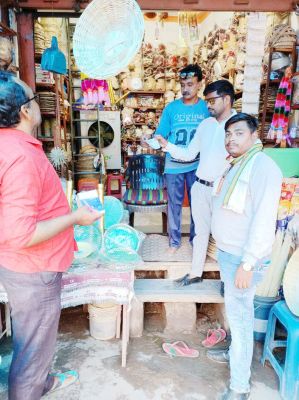 दर्जनभर दुकानों में निगम टीम की दबिश