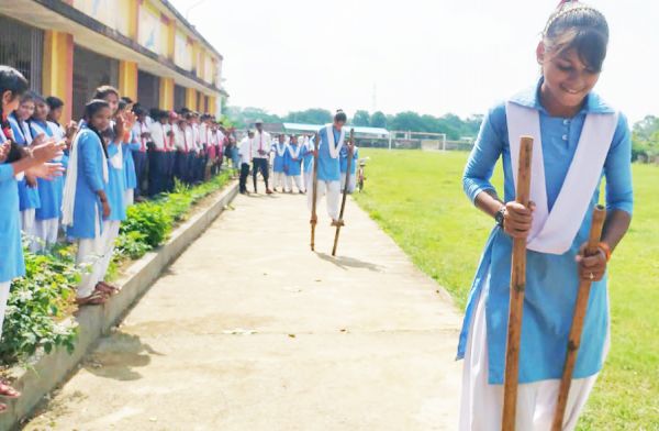 गेड़ी दौड़ में छात्राओं ने मारी बाजी