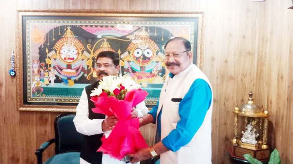 सांसद मंडावी ने केन्द्रीय मंत्री प्रधान से की मुलाकात