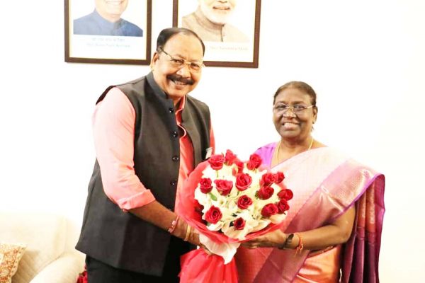 राष्ट्रपति मुर्मू से सांसद मंडावी ने सौजन्य भेंट की