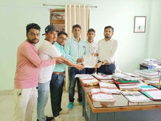 कम्प्यूटर ऑपरेटरों ने सौंपा ज्ञापन