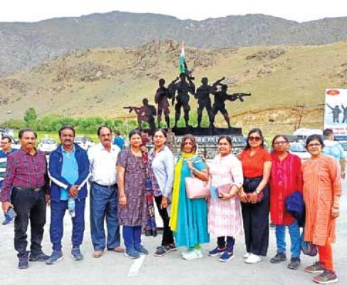 द्रास में कारगिल के शहीदों को निमया के सदस्यों ने दी श्रद्धांजलि