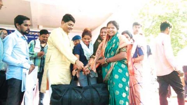 महापौर ने दिए वैंडर आईकार्ड और झोला बैंक के लिए कैनोपी