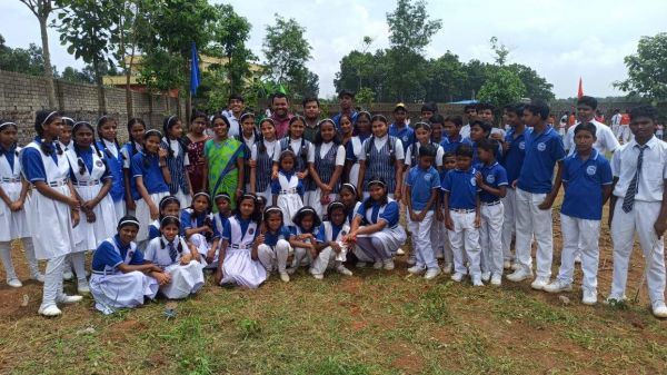 मॉडर्न कान्वेंट स्कूल में पौधरोपण प्रतियोगिता