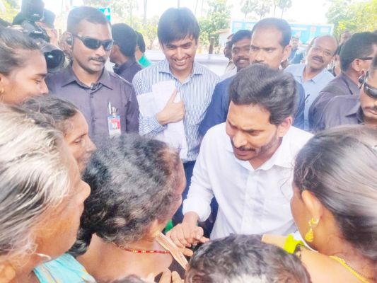 आंध्रप्रदेश के सीएम बाढ़ पीडि़तों से मिलने छग की सीमा से लगे गांव पहुंचे