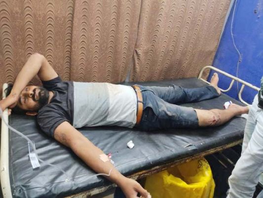 सडक़ दुर्घटना में दो युवक घायल