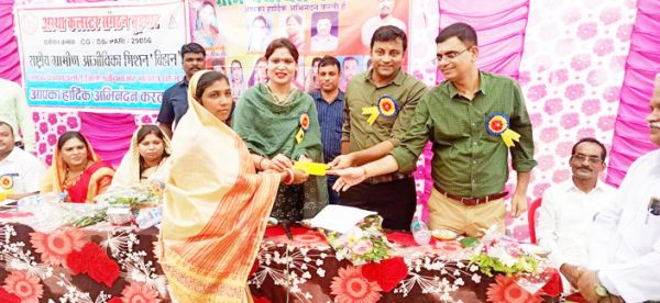 जिले के गौठानों में कृषि औजारों की पूजा कर, गाय को लोंदी खिलाकर हर्षोल्लास के साथ मनी हरेली तिहार