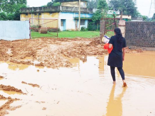 चिल्हाटी अस्पताल के सामने घुटने भर पानी