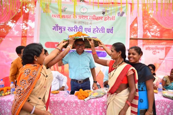 गौमूत्र बनेगा ग्रामीणों की आर्थिक समृद्धि का आधार- कलेक्टर