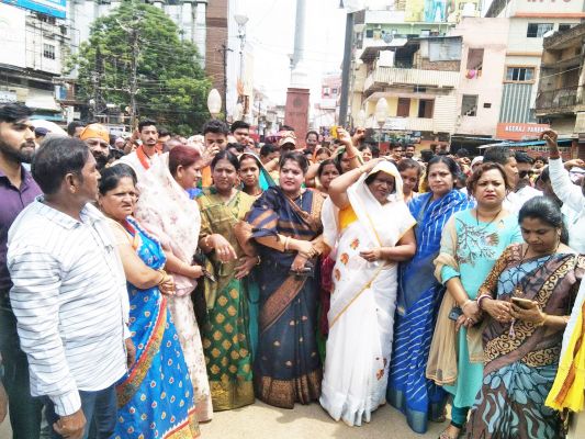 राष्ट्रपति पर टिप्पणी के विरोध में भाजपा ने फूंका अधीर रंजन का पुतला