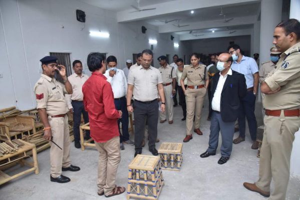 बंदियों की समस्याएं सुनी, निराकरण के लिए अफसरों को निर्देश