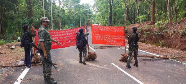 सडक़ के बीचोंबीच नक्सल बैनर-पोस्टर