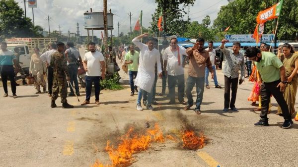 राष्ट्रपति पर टिप्पणी का विरोध, भाजपा ने पुतला जलाया
