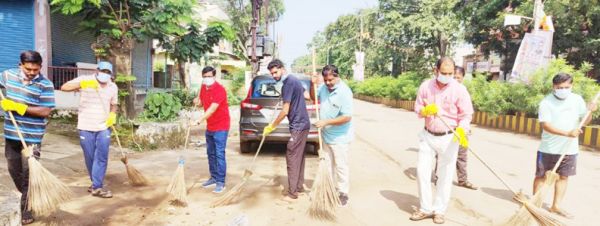 सहयोगियों संग नपाध्यक्ष ने थामी झाड़ू, सडक़ें चकाचक