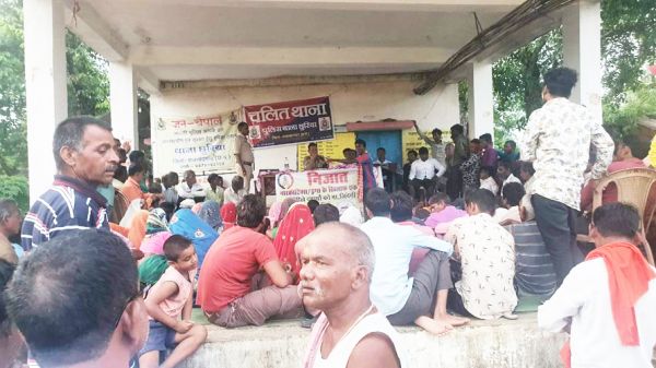 छुरिया पुलिस ने जरहामहका में ग्रामीणों को किया जागरूक