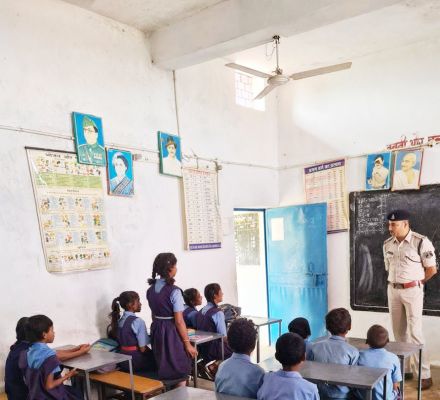 नक्सल क्षेत्र के बच्चों को थानेदार ने दी तालीम